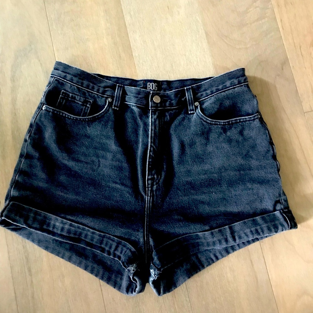 BDG Mom high rise shorts 32